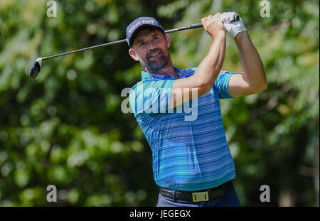 Cromwell CT, USA. 24 Juin, 2017. Padraig Harrington tees off au 12ème trou lors du troisième tour des voyageurs Golf Championship à PTC River Highlands à Cromwell, Connecticut. Credit : Cal Sport Media/Alamy Live News Banque D'Images