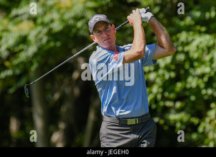 Cromwell CT, USA. 24 Juin, 2017. Jim Furyk tees off au 12ème trou lors du troisième tour des voyageurs Golf Championship à PTC River Highlands à Cromwell, Connecticut. Credit : Cal Sport Media/Alamy Live News Banque D'Images