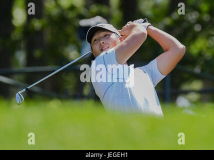 Cromwell CT, USA. 24 Juin, 2017. Danny Lee regarde son coup de départ au 11e trou lors du troisième tour des voyageurs Golf Championship à PTC River Highlands à Cromwell, Connecticut. Credit : Cal Sport Media/Alamy Live News Banque D'Images