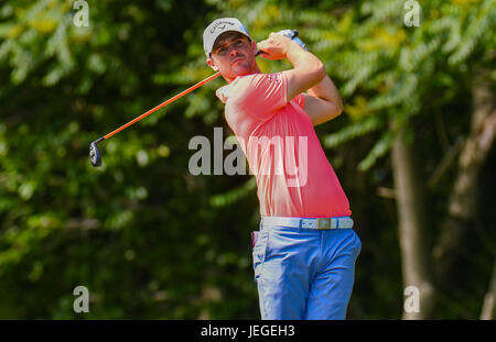 Cromwell CT, USA. 24 Juin, 2017. Wesley Bryan regarde son coup de départ au 12e trou lors du troisième tour des voyageurs Golf Championship à PTC River Highlands à Cromwell, Connecticut. Credit : Cal Sport Media/Alamy Live News Banque D'Images