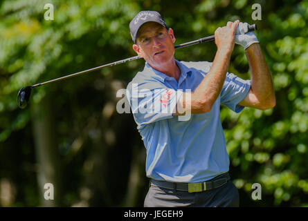 Cromwell CT, USA. 24 Juin, 2017. Jim Furyk tees off au 12ème trou lors du troisième tour des voyageurs Golf Championship à PTC River Highlands à Cromwell, Connecticut. Credit : Cal Sport Media/Alamy Live News Banque D'Images