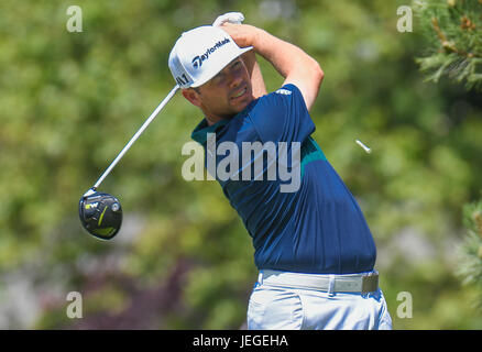 Cromwell CT, USA. 24 Juin, 2017. Chez Reavie tees off sur le 6e trou au cours de la troisième série des voyageurs Golf Championship à PTC River Highlands à Cromwell, Connecticut. Credit : Cal Sport Media/Alamy Live News Banque D'Images