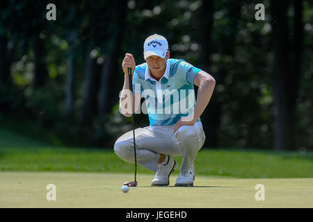 Cromwell CT, USA. 24 Juin, 2017. Daniel Berger aligne un putt sur le 10e vert pendant le troisième tour des voyageurs Golf Championship à PTC River Highlands à Cromwell, Connecticut. Credit : Cal Sport Media/Alamy Live News Banque D'Images