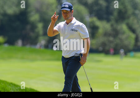 Cromwell CT, USA. 24 Juin, 2017. David Lingmerth reconnaît les fans pendant le troisième tour des voyageurs Golf Championship à PTC River Highlands à Cromwell, Connecticut. Credit : Cal Sport Media/Alamy Live News Banque D'Images