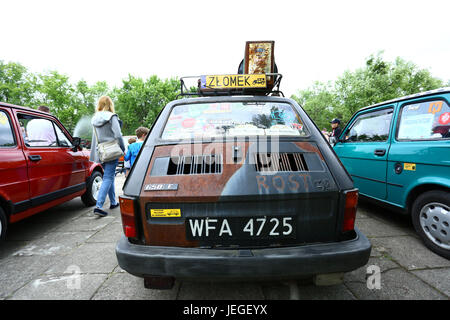 Warszawa, Pologne. Jun 24, 2017. Réunion Oldtimer voitures polonaise montre de l'ère communiste appelé Polski Fiat, Zuk, Nysa, Syrenka, Romet et plusieurs autres. Les exposants nous ont présenté, et GDR des véhicules à la ville d'Otwock. ©Madeleine Ratz/Alamy Live News Crédit : Madeleine Ratz/Alamy Live News Banque D'Images