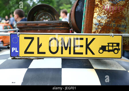 Warszawa, Pologne. Jun 24, 2017. Réunion Oldtimer voitures polonaise montre de l'ère communiste appelé Polski Fiat, Zuk, Nysa, Syrenka, Romet et plusieurs autres. Les exposants nous ont présenté, et GDR des véhicules à la ville d'Otwock. ©Madeleine Ratz/Alamy Live News Crédit : Madeleine Ratz/Alamy Live News Banque D'Images