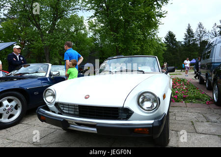 Warszawa, Pologne. Jun 24, 2017. Réunion Oldtimer voitures polonaise montre de l'ère communiste appelé Polski Fiat, Zuk, Nysa, Syrenka, Romet et plusieurs autres. Les exposants nous ont présenté, et GDR des véhicules à la ville d'Otwock. ©Madeleine Ratz/Alamy Live News Crédit : Madeleine Ratz/Alamy Live News Banque D'Images