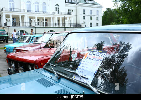 Warszawa, Pologne. Jun 24, 2017. Réunion Oldtimer voitures polonaise montre de l'ère communiste appelé Polski Fiat, Zuk, Nysa, Syrenka, Romet et plusieurs autres. Les exposants nous ont présenté, et GDR des véhicules à la ville d'Otwock. ©Madeleine Ratz/Alamy Live News Crédit : Madeleine Ratz/Alamy Live News Banque D'Images