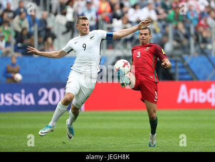 Saint-pétersbourg, Russie. 24 Juin, 2017. Pepe (R) du Portugal rivalise avec Chris Wood de la Nouvelle-Zélande durant le groupe un match entre la Nouvelle-Zélande et le Portugal de la Coupe des Confédérations de la FIFA 2017 à Saint-Pétersbourg, Russie, le 24 juin 2017. Le Portugal a gagné 4-0. Credit : Xu Zijian/Xinhua/Alamy Live News Banque D'Images