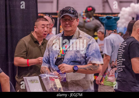 Las Vegas, USA. 24 Juin, 2017. Kevin Eastman, créateur de l'Teenage Mutant Ninja Turtles interagit avec les fans le 24 juin 2017 à l'incroyable Comic Con Las Vegas au Las Vegas Convention Center à Las Vegas, NV. Crédit : l'accès Photo/Alamy Live News Banque D'Images