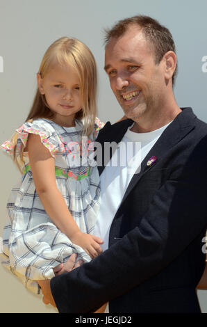 Los Angeles, CA, USA. 24 Juin, 2017. Betty Parker et Trey Parker à la première de 'Despicable Me 3' Au Shrine Auditorium le 24 juin 2017 à Los Angeles, Californie. Crédit : David Edwards/media/Alamy Punch Live News Banque D'Images