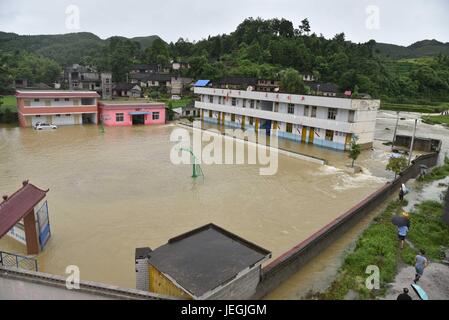 Tongren, de la province du Guizhou en Chine. 24 Juin, 2017. L'école est inondée après de fortes pluies persistantes à Panshi Canton de Songtao County, au sud-ouest de la province du Guizhou, en Chine, le 24 juin 2017. Credit : Long Yuanbin/Xinhua/Alamy Live News Banque D'Images