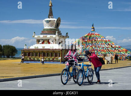 (170625) -- LANZHOU, 25 juin 2017 (Xinhua) -- Photo prise le 22 juin 2017 montre aux voyageurs de se rendre dans un endroit pittoresque près du lac Qinghai, dans le nord-ouest de la Chine, Province de Qinghai. (Xinhua/Li Un) (wyo) Banque D'Images