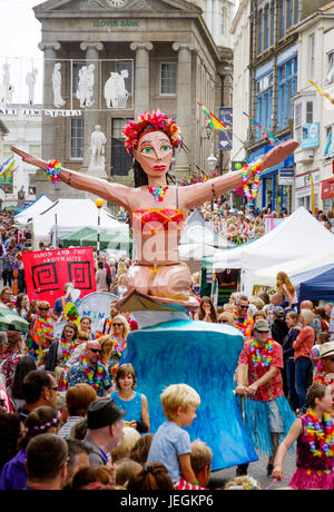 Penzance, Cornwall, UK. 24 Juin, 2017. Les processions, des sculptures gigantesques, musique, clown, bandes et un festival de danse pour l'atmosphère jour Mazey dans Penzance Photo : Mike Newman/AlamyLiveNews Banque D'Images