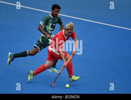 Londres, Royaume-Uni. 25 Jun, 2017. GUO Xiaoping (CHN), MUSHTAQ Muhammad (PAK) ont été courir après la balle lors de la Ligue mondiale de hockey héros demi-finale (hommes) Le Pakistan contre la Chine à Lee Valley Hockey et Tennis Center le dimanche. Credit : Taka Wu/Alamy Live News Banque D'Images