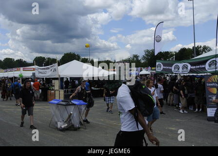 Flint, Michigan, USA. 24 Juin, 2017. Midwest 2017 Cannabis Cup participants profitant du temps magnifique, tout en vérifiant les centaines de fournisseurs. Crédit, Jeffrey Wickett/Alamy Live News. Banque D'Images