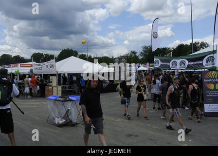 Flint, Michigan, USA. 24 Juin, 2017. Midwest 2017 Cannabis Cup participants profitant du temps magnifique, tout en vérifiant les centaines de fournisseurs. Crédit, Jeffrey Wickett/Alamy Live News. Banque D'Images