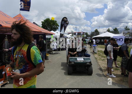 Flint, Michigan, USA. 24 Juin, 2017. Midwest 2017 Cannabis Cup participants profitant du temps magnifique, tout en vérifiant les centaines de fournisseurs. Crédit, Jeffrey Wickett/Alamy Live News. Banque D'Images