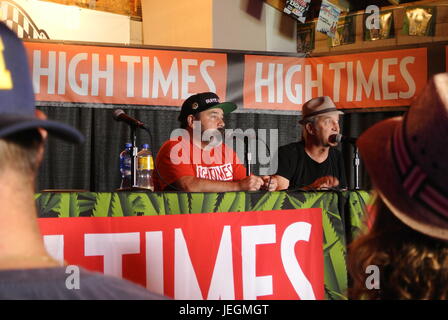 Flint, Michigan, USA. 24 Juin, 2017. Les experts de culture/ éducateurs, Danny Danko et DJ donnant court exposé sur le cannabis médical de plus en plus à la Cannabis Cup 2017 Midwest. Crédit, Jeffrey Wickett/Alamy Live News. Banque D'Images