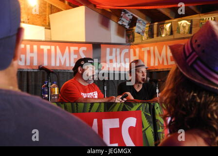 Flint, Michigan, USA. 24 Juin, 2017. Les experts de culture/ éducateurs, Danny Danko et DJ donnant court exposé sur le cannabis médical de plus en plus à la Cannabis Cup 2017 Midwest. Crédit, Jeffrey Wickett/Alamy Live News. Banque D'Images