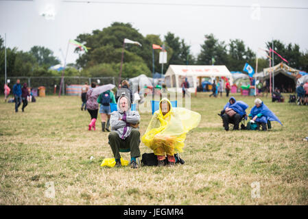 Glastonbury, Somerset, Royaume-Uni. 25 Juin, 2017. Des scènes de Festival de musique de Glastonbury, en Angleterre, Royaume-Uni, le dimanche, où les festivaliers font face à un jour nuageux avec des averses. Credit : Francesca Moore/Alamy Live News Banque D'Images