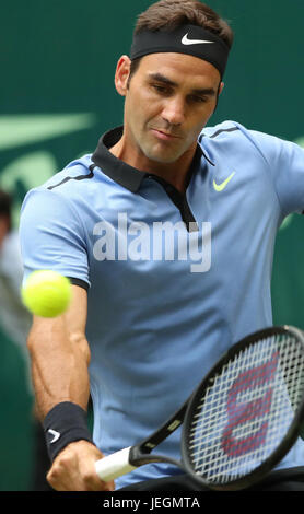 Halle, Allemagne. 25 Juin, 2017. Roger Federer la suisse en action contre l'Allemagne à l'Alexander Zverev ATP tennis tournoi masculin match final à Halle, en Allemagne, le 25 juin 2017. Photo : Friso Gentsch/dpa/Alamy Live News Banque D'Images