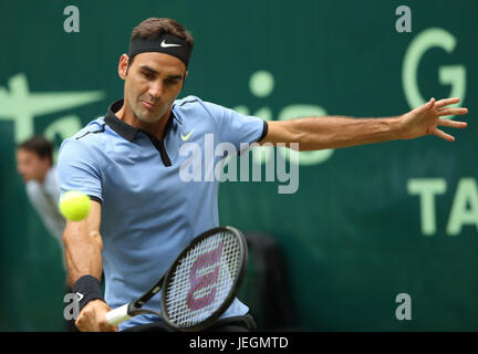 Halle, Allemagne. 25 Juin, 2017. Roger Federer la suisse en action contre l'Allemagne à l'Alexander Zverev ATP tennis tournoi masculin match final à Halle, en Allemagne, le 25 juin 2017. Photo : Friso Gentsch/dpa/Alamy Live News Banque D'Images