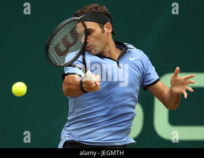 Halle, Allemagne. 25 Juin, 2017. Roger Federer la suisse en action contre l'Allemagne à l'Alexander Zverev ATP tennis tournoi masculin match final à Halle, en Allemagne, le 25 juin 2017. Photo : Friso Gentsch/dpa/Alamy Live News Banque D'Images