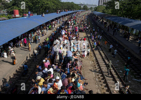 Dhaka, Dhaka, Bangladesh. 10 Juin, 2016. 25 juin 2017 ''" Dhaka, Bangladesh - personnes en attente vers le haut de la train voyage leur village par train à la gare de l'aéroport de Dhaka. Des millions de Bangladais voyagent à domicile, voyages en train bondé que le retour dangereux. Les musulmans du monde entier se préparent à célébrer l'un des plus grands festivals religieux musulmans de Eid ul-Fitr après la fin du Ramadan. Credit : K M Asad/ZUMA/Alamy Fil Live News Banque D'Images