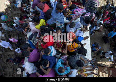 Dhaka, Dhaka, Bangladesh. 10 Juin, 2016. 25 juin 2017 ''" Dhaka, Bangladesh - personnes en attente vers le haut de la train voyage leur village par train à la gare de l'aéroport de Dhaka. Des millions de Bangladais voyagent à domicile, voyages en train bondé que le retour dangereux. Les musulmans du monde entier se préparent à célébrer l'un des plus grands festivals religieux musulmans de Eid ul-Fitr après la fin du Ramadan. Credit : K M Asad/ZUMA/Alamy Fil Live News Banque D'Images