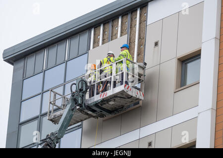 Bootle, Merseyside, Royaume-Uni. 25 Juin, 2017. Deux blocs de grande hauteur sur St James Drive à Bootle Merseyside, a échoué aux tests de sécurité incendie effectués cette semaine. Le dimanche 25 juin 2017, les entrepreneurs sont dépose bardage après que le locateur a demandé au parquet d'être retirées immédiatement. Il n'y a pas eu d'évacuation de la tour de blocs. Crédit : Christopher Middleton/Alamy Live News Banque D'Images