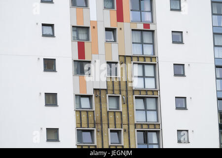 Bootle, Merseyside, Royaume-Uni. 25 Juin, 2017. Deux blocs de grande hauteur sur St James Drive à Bootle Merseyside, a échoué aux tests de sécurité incendie effectués cette semaine. Le dimanche 25 juin 2017, les entrepreneurs sont dépose bardage après que le locateur a demandé au parquet d'être retirées immédiatement. Il n'y a pas eu d'évacuation de la tour de blocs. Crédit : Christopher Middleton/Alamy Live News Banque D'Images