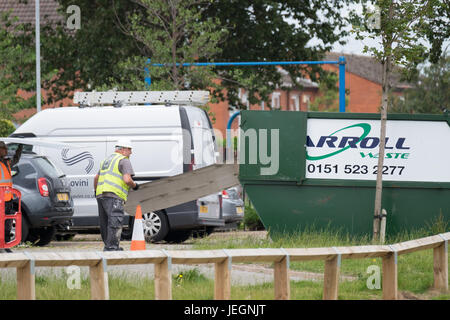 Bootle, Merseyside, Royaume-Uni. 25 Juin, 2017. Deux blocs de grande hauteur sur St James Drive à Bootle Merseyside, a échoué aux tests de sécurité incendie effectués cette semaine. Le dimanche 25 juin 2017, les entrepreneurs sont dépose bardage après que le locateur a demandé au parquet d'être retirées immédiatement. Il n'y a pas eu d'évacuation de la tour de blocs. Crédit : Christopher Middleton/Alamy Live News Banque D'Images