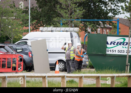 Bootle, Merseyside, Royaume-Uni. 25 Juin, 2017. Deux blocs de grande hauteur sur St James Drive à Bootle Merseyside, a échoué aux tests de sécurité incendie effectués cette semaine. Le dimanche 25 juin 2017, les entrepreneurs sont dépose bardage après que le locateur a demandé au parquet d'être retirées immédiatement. Il n'y a pas eu d'évacuation de la tour de blocs. Crédit : Christopher Middleton/Alamy Live News Banque D'Images