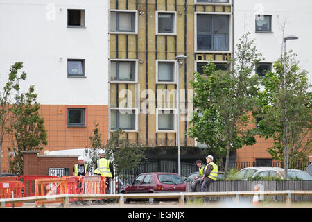 Bootle, Merseyside, Royaume-Uni. 25 Juin, 2017. Deux blocs de grande hauteur sur St James Drive à Bootle Merseyside, a échoué aux tests de sécurité incendie effectués cette semaine. Le dimanche 25 juin 2017, les entrepreneurs sont dépose bardage après que le locateur a demandé au parquet d'être retirées immédiatement. Il n'y a pas eu d'évacuation de la tour de blocs. Crédit : Christopher Middleton/Alamy Live News Banque D'Images