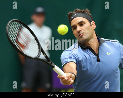 Halle, Allemagne. 25 Juin, 2017. Roger Federer la suisse en action contre l'Allemagne à l'Alexander Zverev ATP tennis tournoi masculin match final à Halle, en Allemagne, le 25 juin 2017. Photo : Friso Gentsch/dpa/Alamy Live News Banque D'Images