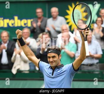 Halle, Allemagne. 25 Juin, 2017. Le suisse Roger Federer célèbre sa victoire en deux sets contre l'Allemagne à l'Alexander Zverev ATP tennis tournoi masculin match final à Halle, en Allemagne, le 25 juin 2017. Photo : Friso Gentsch/dpa/Alamy Live News Banque D'Images