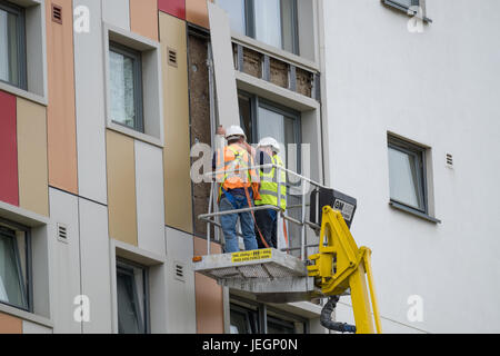 Bootle, Merseyside, Royaume-Uni. 25 Juin, 2017. Deux blocs de grande hauteur sur St James Drive à Bootle Merseyside, a échoué aux tests de sécurité incendie effectués cette semaine. Le dimanche 25 juin 2017, les entrepreneurs sont dépose bardage après que le locateur a demandé au parquet d'être retirées immédiatement. Il n'y a pas eu d'évacuation de la tour de blocs. Crédit : Christopher Middleton/Alamy Live News Banque D'Images