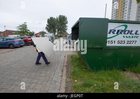 Bootle, Merseyside, Royaume-Uni. 25 Juin, 2017. Deux blocs de grande hauteur sur St James Drive à Bootle Merseyside, a échoué aux tests de sécurité incendie effectués cette semaine. Le dimanche 25 juin 2017, les entrepreneurs sont dépose bardage après que le locateur a demandé au parquet d'être retirées immédiatement. Il n'y a pas eu d'évacuation de la tour de blocs. Crédit : Christopher Middleton/Alamy Live News Banque D'Images