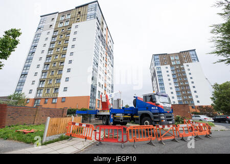 Bootle, Merseyside, Royaume-Uni. 25 Juin, 2017. Deux blocs de grande hauteur sur St James Drive à Bootle Merseyside, a échoué aux tests de sécurité incendie effectués cette semaine. Le dimanche 25 juin 2017, les entrepreneurs sont dépose bardage après que le locateur a demandé au parquet d'être retirées immédiatement. Il n'y a pas eu d'évacuation de la tour de blocs. Crédit : Christopher Middleton/Alamy Live News Banque D'Images