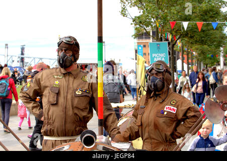 Liverpool, Royaume-Uni. 25 Juin, 2017. Amuseurs de rue habillés dans googles RAF et casques à la Mersey River Festival sur Liverpool Waterfront. Banque D'Images