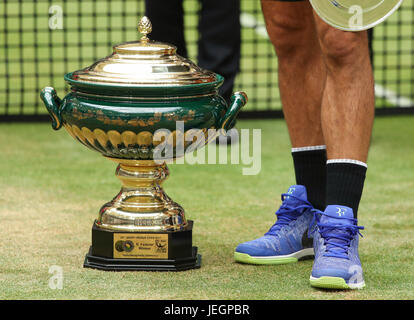 Halle, Allemagne. 25 Juin, 2017. Le suisse Roger Federer se trouve à côté de la tasse pendant la remise des prix après le tournoi de tennis ATP masculin match final à Halle, en Allemagne, le 25 juin 2017. Photo : Friso Gentsch/dpa/Alamy Live News Banque D'Images