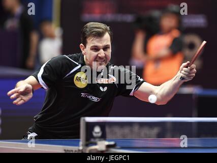 Chengdu, province chinoise du Sichuan. 25 Juin, 2017. Timo Boll de l'Allemagne renvoie la balle pendant la finale du tournoi contre son compatriote Dimitrij Ovtcharov à l'Open de Chine ITTF Table Tennis Tournament à Chengdu, capitale du sud-ouest de la province chinoise du Sichuan, le 25 juin 2017. Credit : Liu Kun/Xinhua/Alamy Live News Banque D'Images