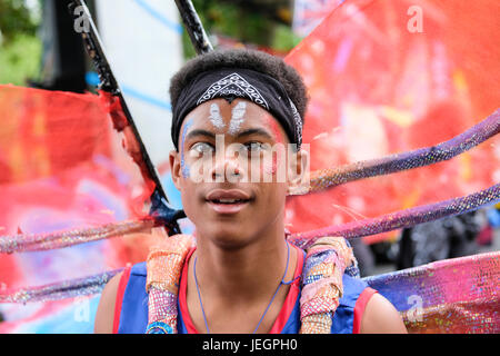 Preston, Royaume-Uni. 25 juin 2017. Preston Carnival est la plus grande et la plus ancienne fête culturelle en dehors de Preston Guild. L'événement a été annulé l'an dernier en raison de problèmes de financement, mais une parade ravi les spectateurs et a apporté de la couleur à la rue. Crédit : Paul Melling/Alamy Live News Banque D'Images