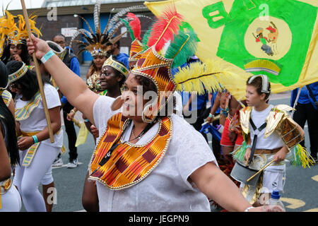 Preston, Royaume-Uni. 25 juin 2017. Preston Carnival est la plus grande et la plus ancienne fête culturelle en dehors de Preston Guild. L'événement a été annulé l'an dernier en raison de problèmes de financement, mais une parade ravi les spectateurs et a apporté de la couleur à la rue. Crédit : Paul Melling/Alamy Live News Banque D'Images