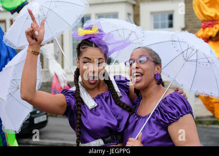 Preston, Royaume-Uni. 25 juin 2017. Preston Carnival est la plus grande et la plus ancienne fête culturelle en dehors de Preston Guild. L'événement a été annulé l'an dernier en raison de problèmes de financement, mais une parade ravi les spectateurs et a apporté de la couleur à la rue. Crédit : Paul Melling/Alamy Live News Banque D'Images