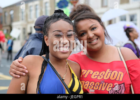 Preston, Royaume-Uni. 25 juin 2017. Preston Carnival est la plus grande et la plus ancienne fête culturelle en dehors de Preston Guild. L'événement a été annulé l'an dernier en raison de problèmes de financement, mais une parade ravi les spectateurs et a apporté de la couleur à la rue. Crédit : Paul Melling/Alamy Live News Banque D'Images