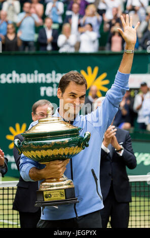 Halle, Allemagne. 25 Juin, 2017. Roger Federer à partir de la Suisse pose avec son trophée après avoir remporté son dernier match face à Alexander Zverev à partir de l'Allemagne à la Gerry Weber Open de tennis à Halle, en Allemagne de l'ouest, le 25 juin 2017. Credit : Joachim Bywaletz/Xinhua/Alamy Live News Banque D'Images