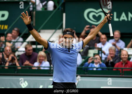 Halle, Allemagne. 25 Juin, 2017. À partir de la suisse Roger Federer célèbre après avoir remporté son dernier match face à Alexander Zverev à partir de l'Allemagne à la Gerry Weber Open de tennis à Halle, en Allemagne de l'ouest, le 25 juin 2017. Credit : Joachim Bywaletz/Xinhua/Alamy Live News Banque D'Images