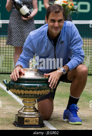 Halle, Allemagne. 25 Juin, 2017. Roger Federer à partir de la Suisse pose avec son trophée après avoir remporté son dernier match face à Alexander Zverev à partir de l'Allemagne à la Gerry Weber Open de tennis à Halle, en Allemagne de l'ouest, le 25 juin 2017. Credit : Joachim Bywaletz/Xinhua/Alamy Live News Banque D'Images